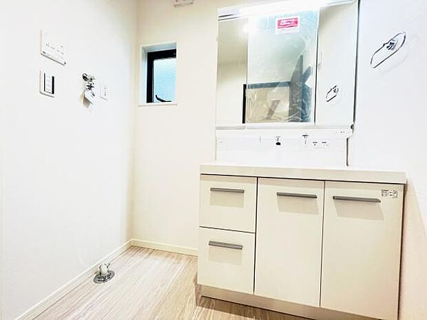 ランドリースペースです。身支度を整えながら洗濯機の操作を行えます。