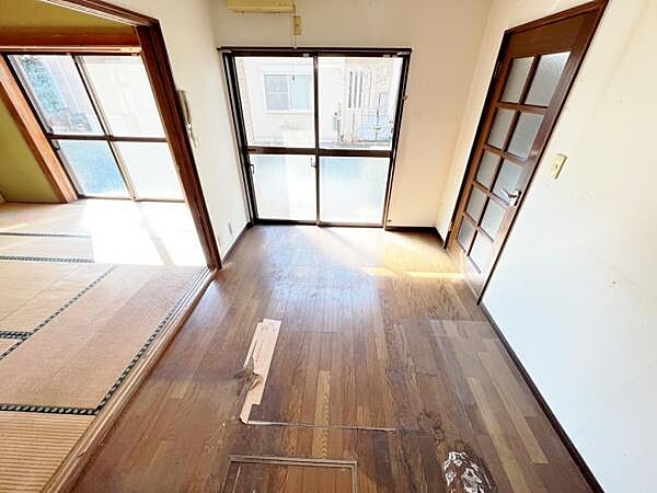 家族団らんの場所としてゆったりと居心地の良いリビングです。