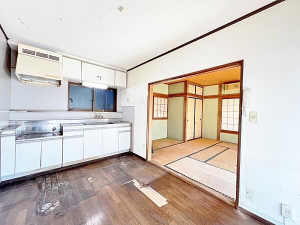 お食事中もキッチンと会話が楽しめるダイニングスペース。