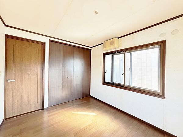 いつでもお部屋をスッキリお使い頂ける収納スペースを設置。