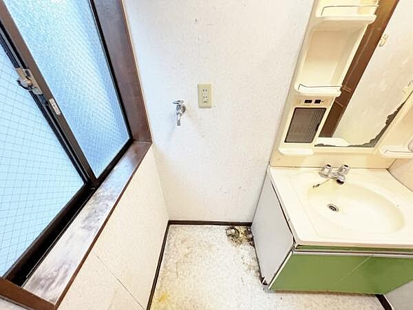 ランドリースペースです。身支度を整えながら洗濯機の操作を行えます。