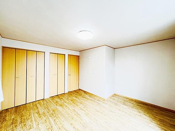 明るい広々とした主寝室でご家族ゆっくりお休みになれますね。