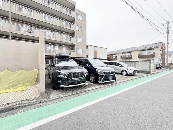 大きめの車も駐車可能な平置き駐車場です。