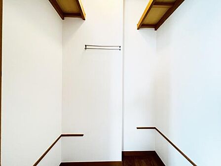いつでもお部屋をスッキリお使い頂ける収納スペースを設置。