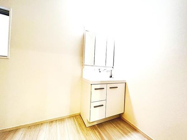 洗面化粧台です。朝の身支度から1日が始まります。