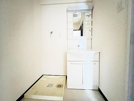 洗面化粧台です。朝の身支度から1日が始まります。