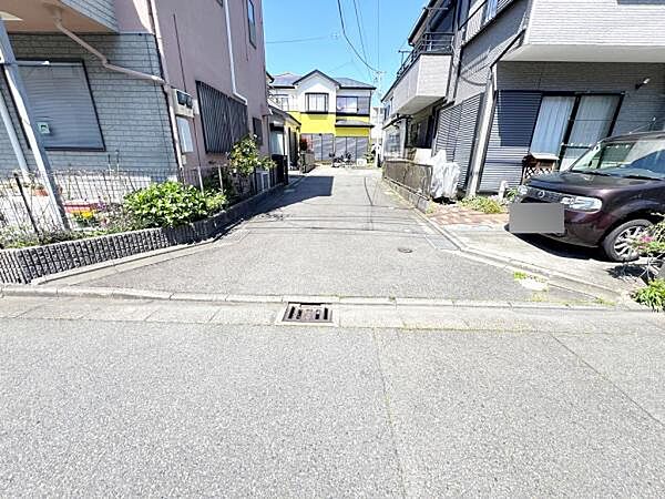前面道路を含めた現地写真です。
