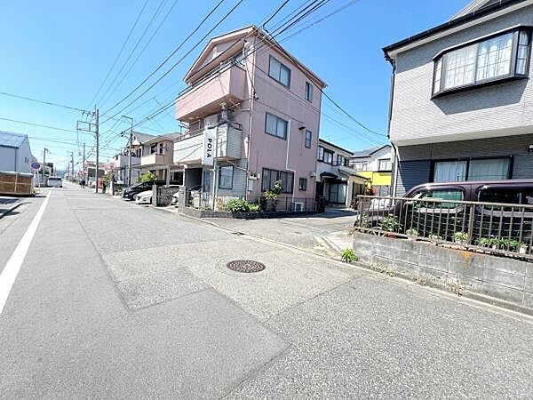前面道路を含めた現地写真です。