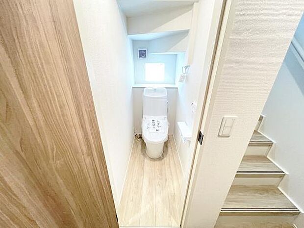 シャワー洗浄機能付のトイレは、清潔感が印象的な空間ですね。
