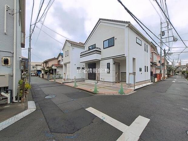 前面道路を含めた現地写真です。