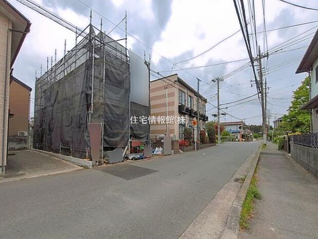 前面道路を含めた現地写真です。