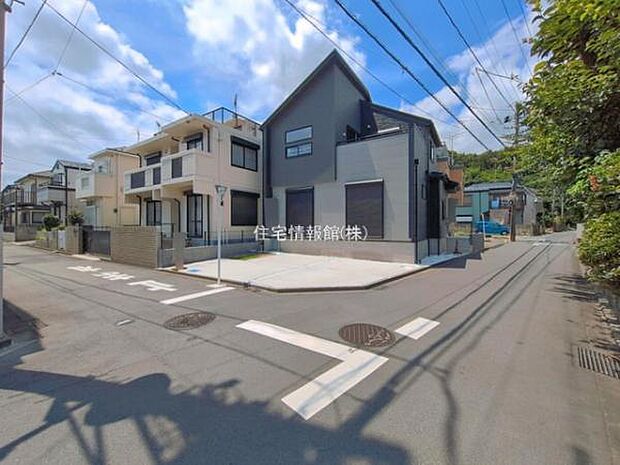 前面道路を含めた現地写真です。