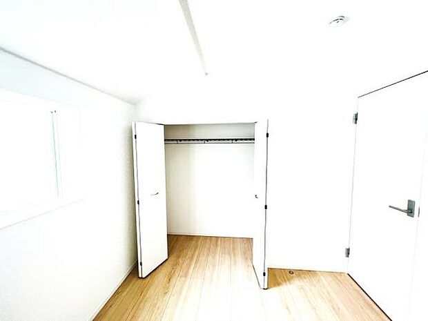 いつでもお部屋をスッキリお使い頂ける収納スペースを設置。
