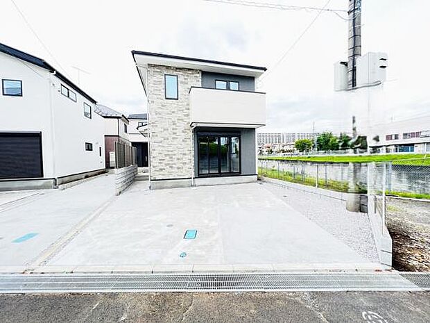 駐車場ももちろん完備しておりますのでお車所有の方にも心強いです。