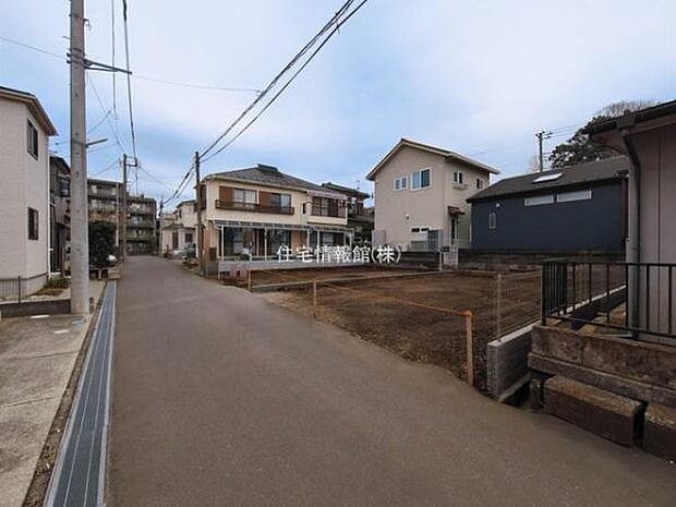 前面道路を含めた現地写真です。