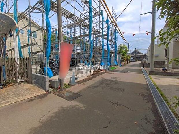 前面道路を含めた現地写真です。