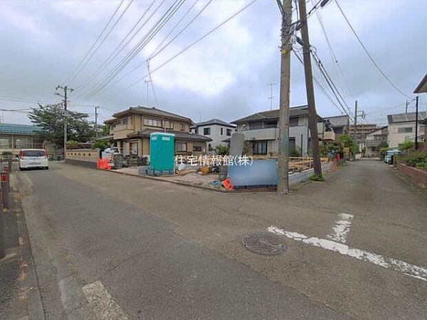 前面道路を含めた現地写真です。