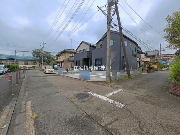前面道路を含めた現地写真です。