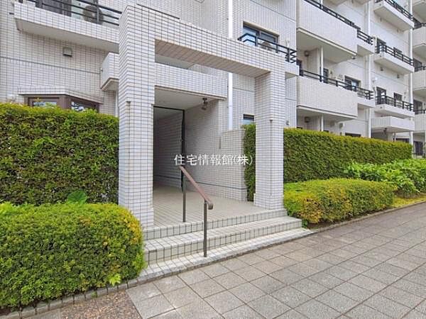 ゆったりとした印象のエントランスです。