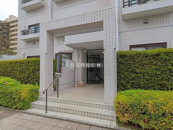 ゆったりとした印象のエントランスです。