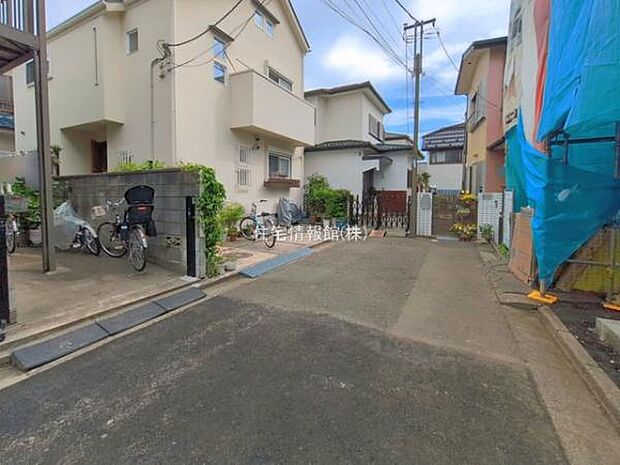 前面道路を含めた現地写真です。