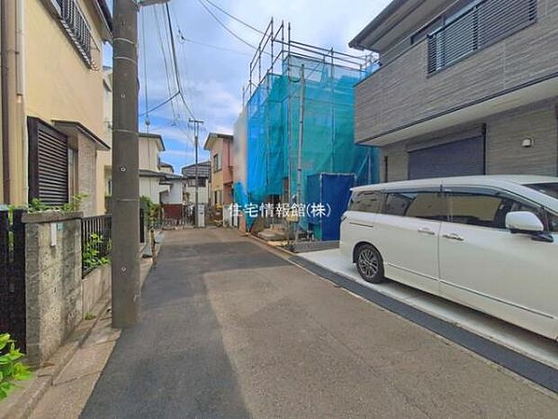 前面道路を含めた現地写真です。
