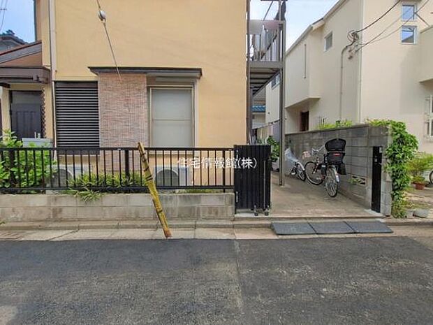 前面道路を含めた現地写真です。
