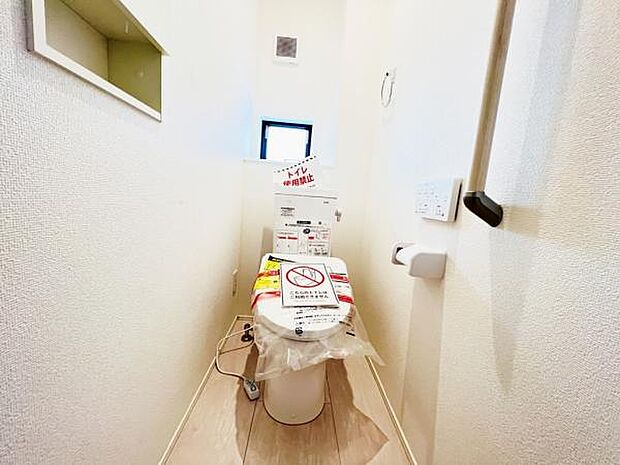 シャワー洗浄機能付のトイレは、清潔感が印象的な空間ですね。