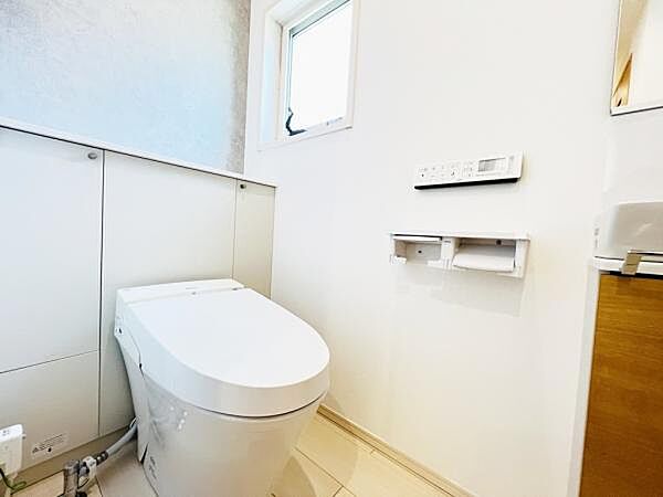 シャワー洗浄機能付のトイレは、清潔感が印象的な空間ですね。