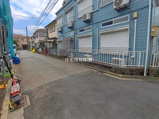 前面道路を含めた現地写真です。