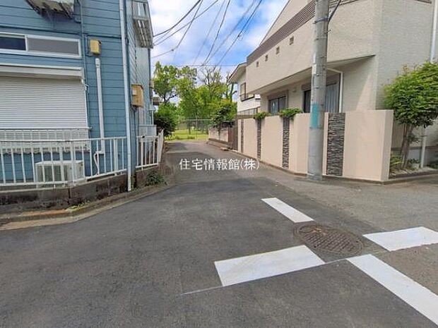 前面道路を含めた現地写真です。