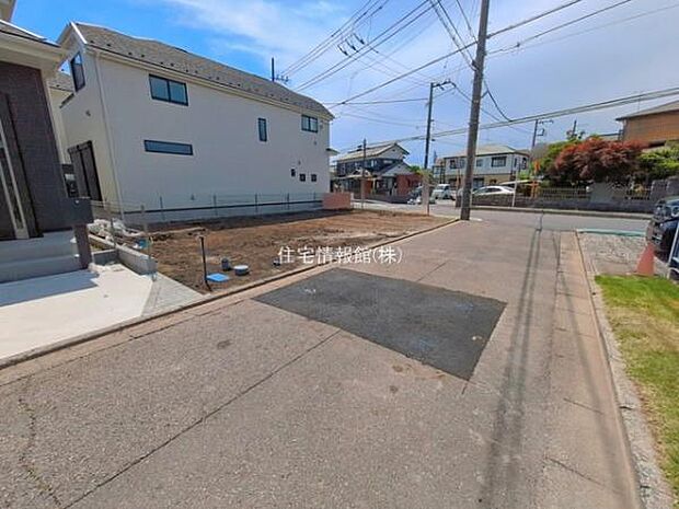 前面道路を含めた現地写真です。
