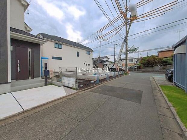 前面道路を含めた現地写真です。