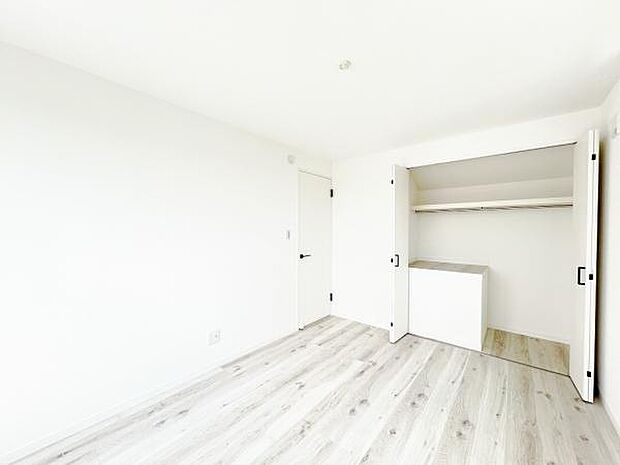 主寝室には大型クローゼットもございます。