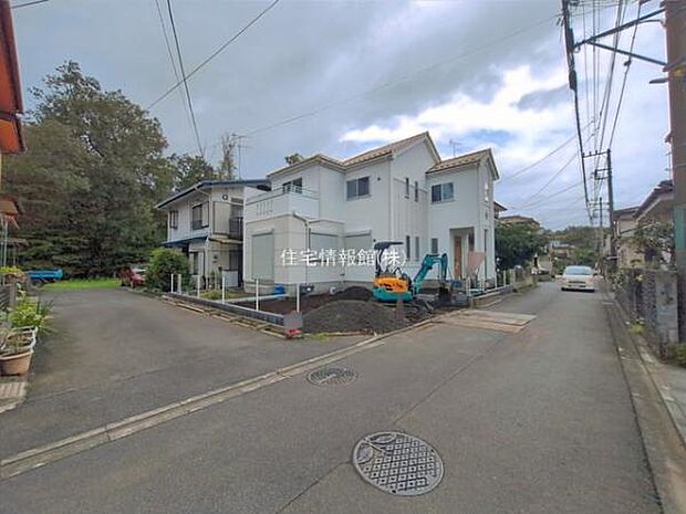 前面道路を含めた現地写真です。