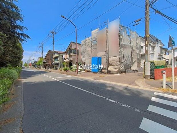 前面道路を含めた現地写真です。