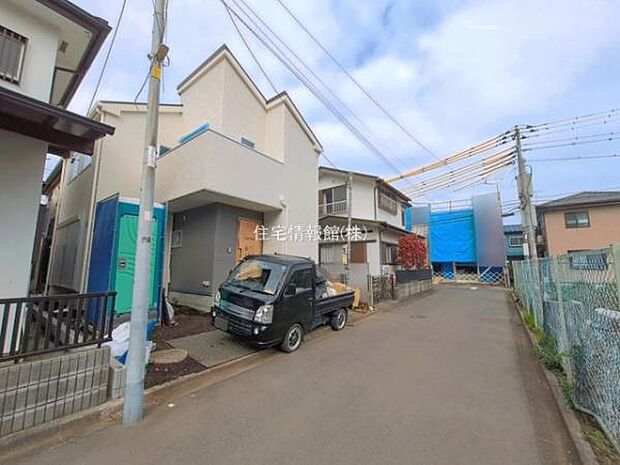 前面道路を含めた現地写真です。