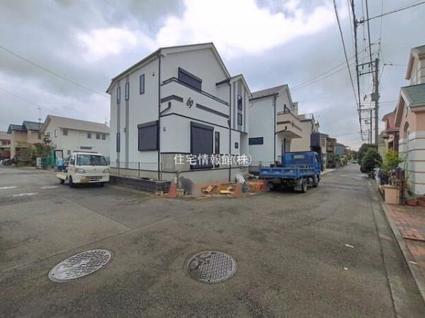前面道路を含めた現地写真です。