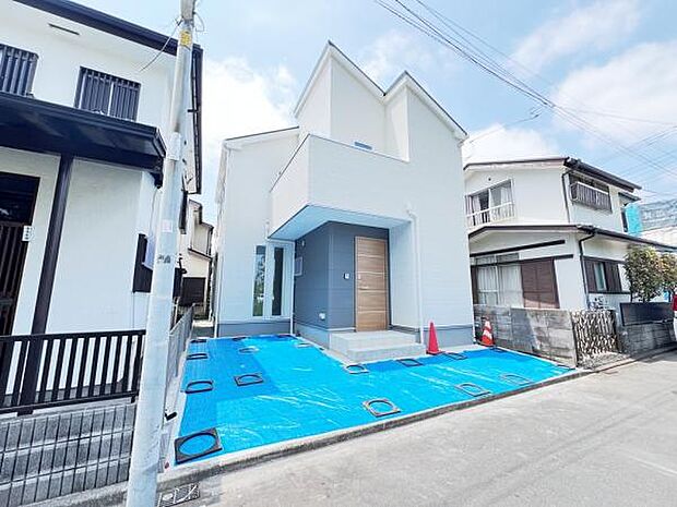 前面道路を含めた現地写真です。
