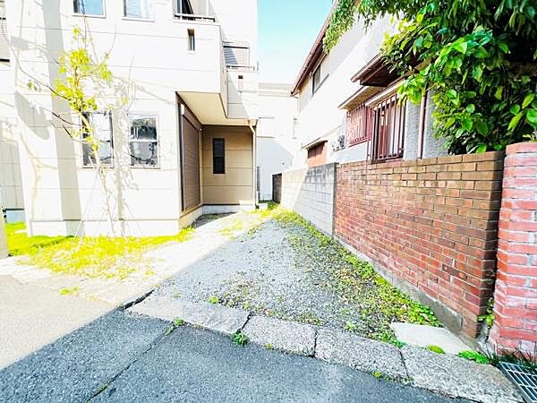 駐車場ももちろん完備しておりますのでお車所有の方にも心強いです。