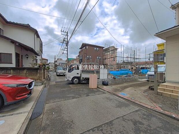 前面道路を含めた現地写真です。