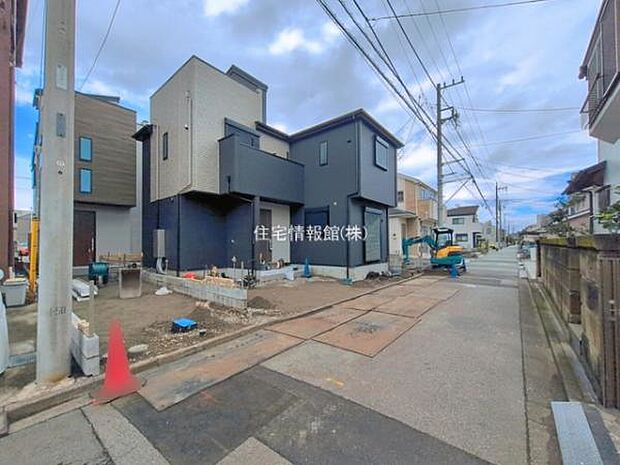 前面道路を含めた現地写真です。