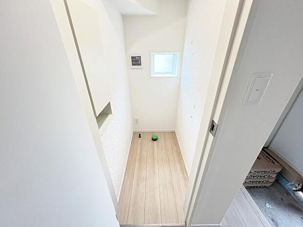 トイレでございます。収納棚付きでペーパーの保管場所にも困りませんね。