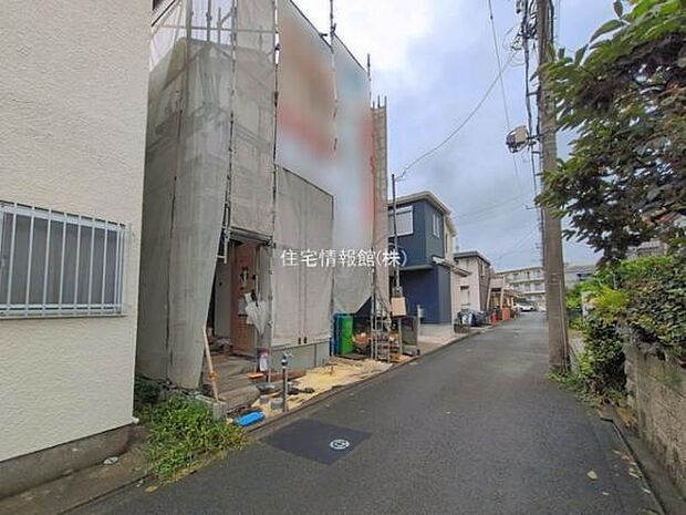 前面道路を含めた現地写真です。