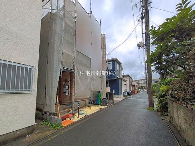 前面道路を含めた現地写真です。