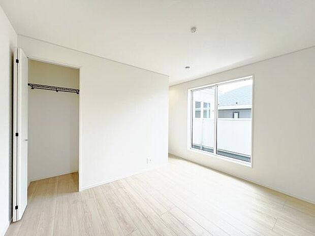 明るい広々とした主寝室でご家族ゆっくりお休みになれますね。