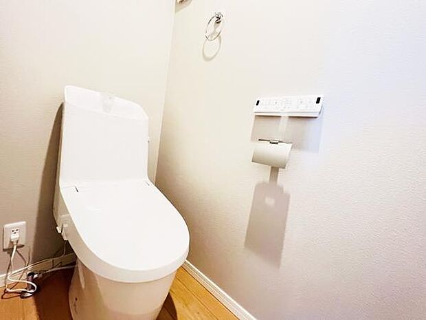 シャワー洗浄機能付のトイレは、清潔感が印象的な空間ですね。
