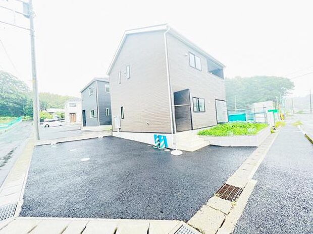 駐車場ももちろん完備しておりますのでお車所有の方にも心強いです。