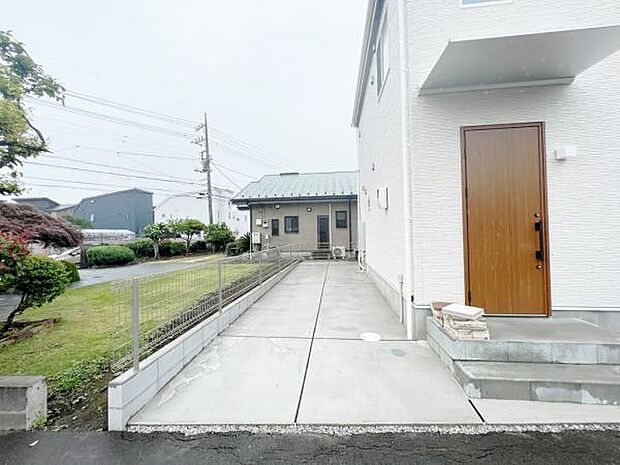 駐車場ももちろん完備しておりますのでお車所有の方にも心強いです。
