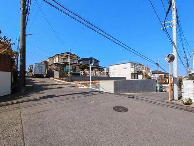 前面道路を含めた現地写真です。
